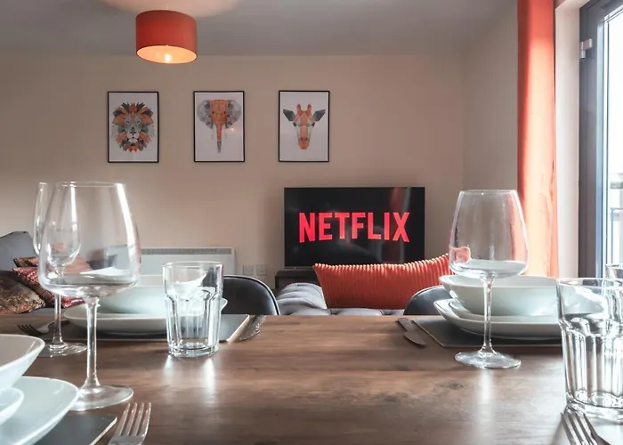 Best Price! 2 Bed City Centre - 4 Single Beds Or 2 Super King, Smart Tvs, Sofa Bed & Free Secure Parking